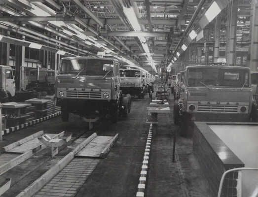 Камский комплекс заводов по производству большегрузных автомобилей (КамАЗ). [Альбом фотографий], 1976.